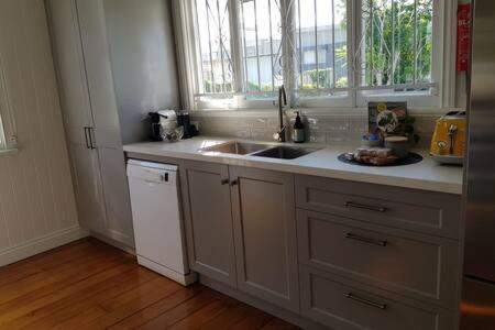 The Indooroopilly Queenslander - 4 Bedroom Family - Private Pool - Wifi - Netflix * Brisbane